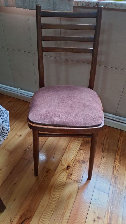 8 eded stul satılır. Biri 25 Manatdan. Esmesi qiriqi cati yoxdur