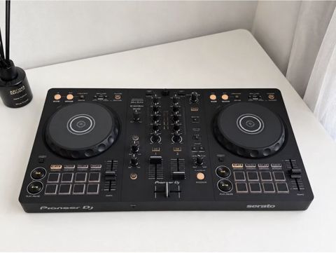 Pioneer DJ DDJ-FLX4 iki kanallı DJ kontrolörü