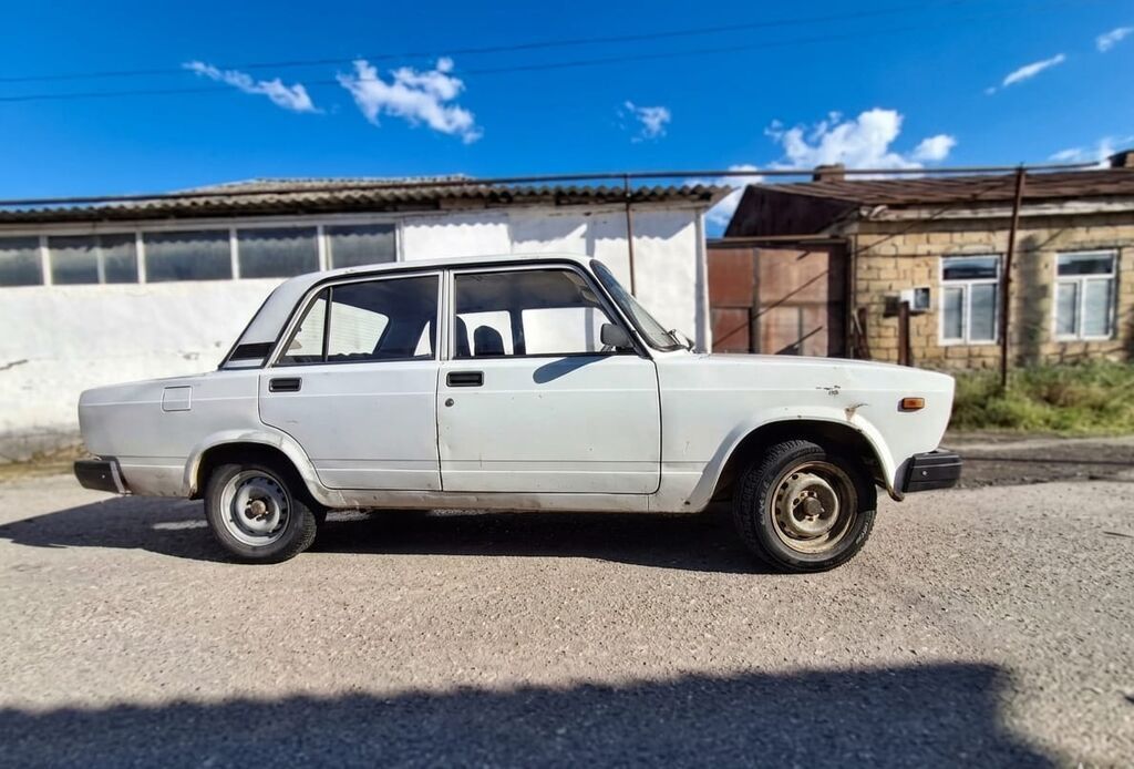 VAZ 2107, ağ rəng, 4 qapılı sedan. Əsas xüsusiyyətlər: - — Avto, Quba (3)