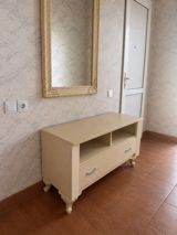 Klassik dizaynlı krem rəngli TV stendi/komod. Xüsusiyyətlər: - — Mebel