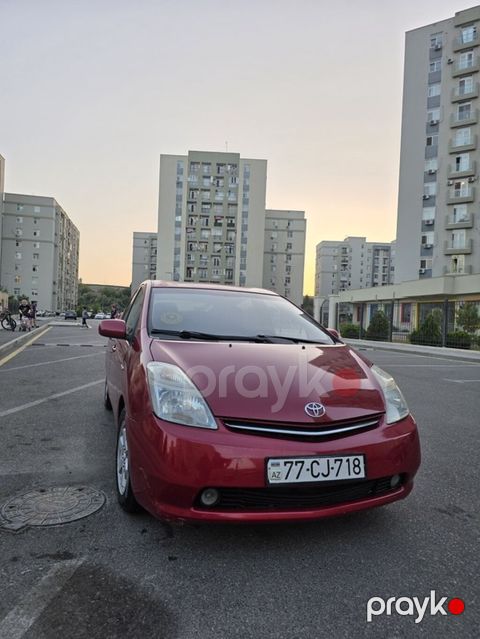 Toyota Prius (2-ci nəsil) hibrid hetçbek - Rəng: qırmızı - Kuzov: 5