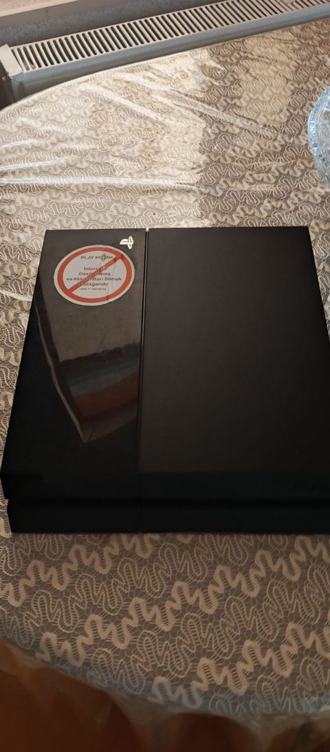 Ps4 500gb,5 oyun, 2 org pultu, playroom temizlik damğası. Barter