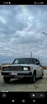 Satılır klassik VAZ 2107 sedan. Avtomobil ağ rəngdədir və klassik — Avtomobil