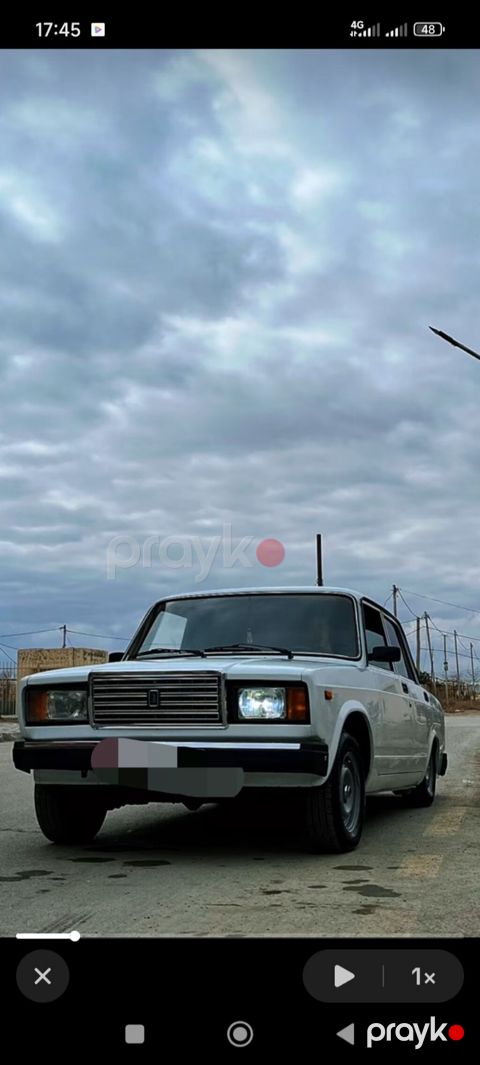 Satılır klassik VAZ 2107 sedan. Avtomobil ağ rəngdədir və klassik