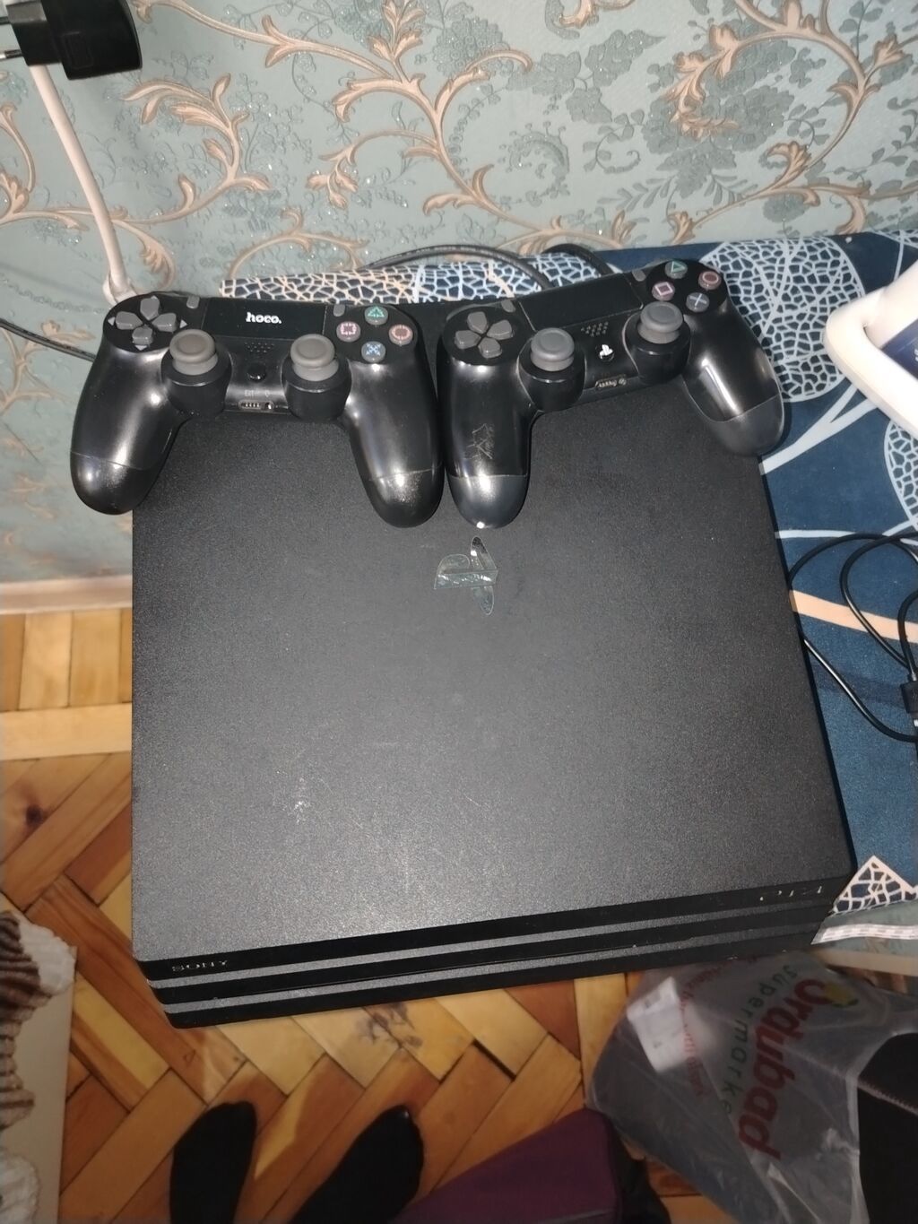 Ps4 Pro konsol prosifqalidir 11.00 icerisinde 4 oyun var crash crash