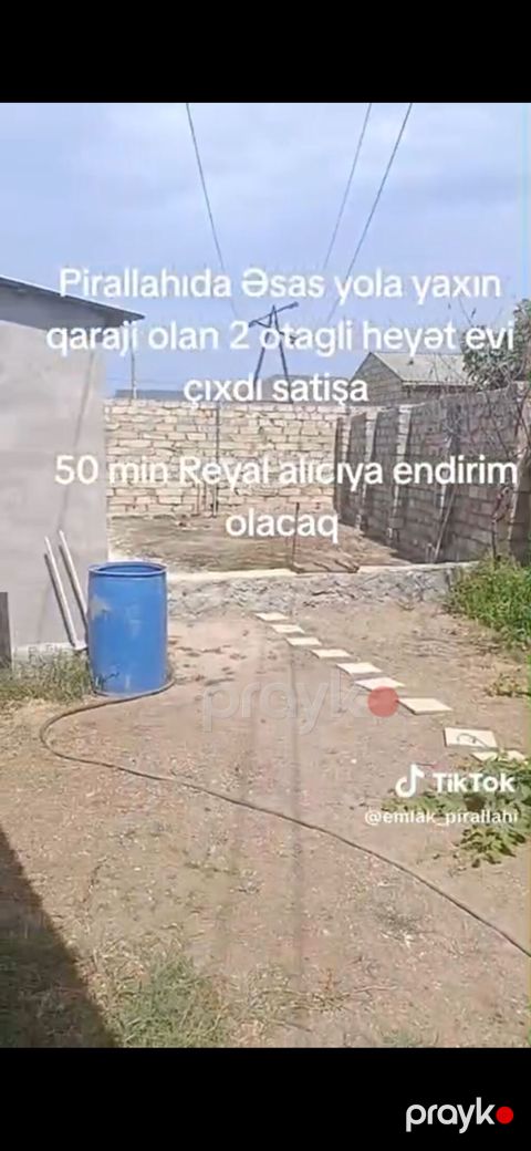 Pirallahıda əsas yola yaxın yerləşən 2 otaqlı həyət evi. Həyətdə qaraj