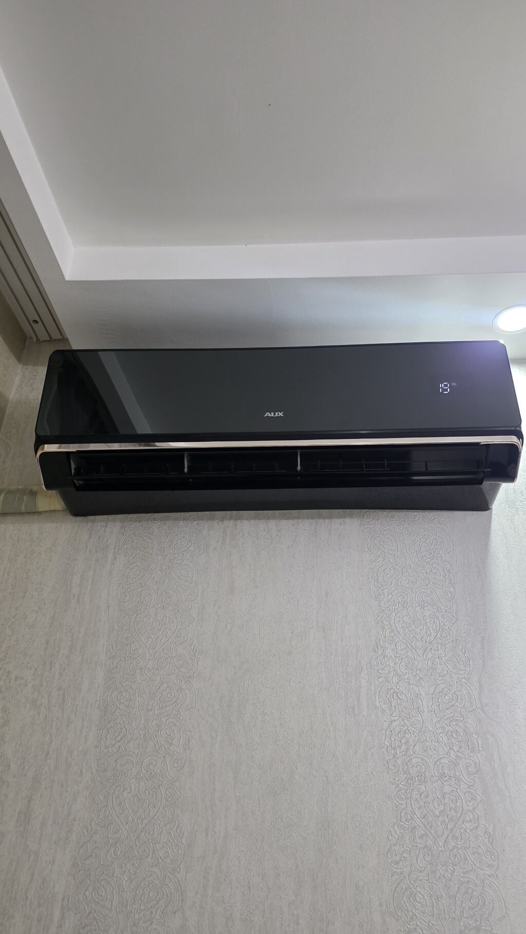 AUX divar tipli kondisioner – qara şüşə ön panel və LED temperatur