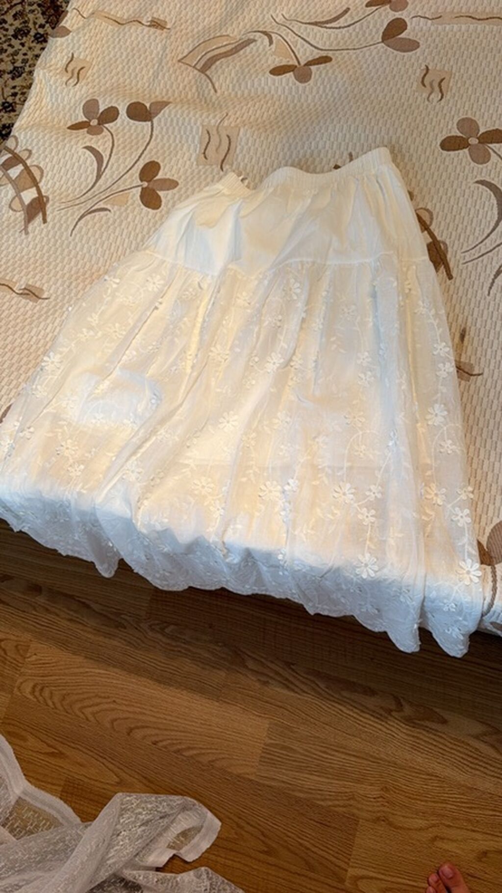 Ağ rəngli uzun ətək - Model: qabarıq, A-kəsim siluet - Material — Ətəklər, Masazır