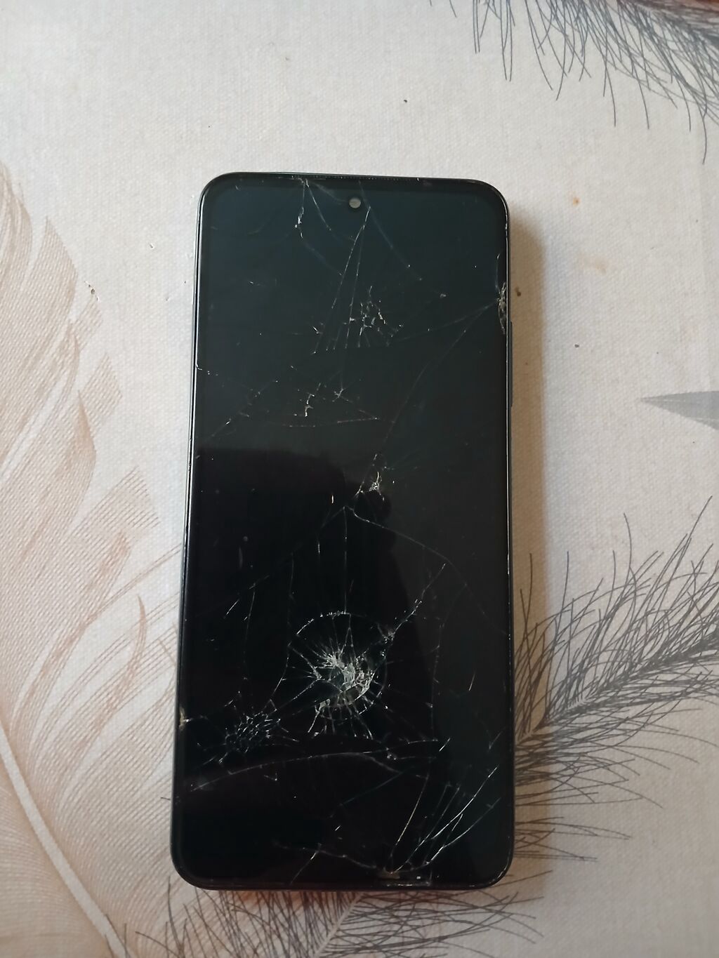 Məhsul: Redmi smartfon (model arxa qapaqda “Redmi” loqosu ilə), arxa — Elektronika, Bakı (3)