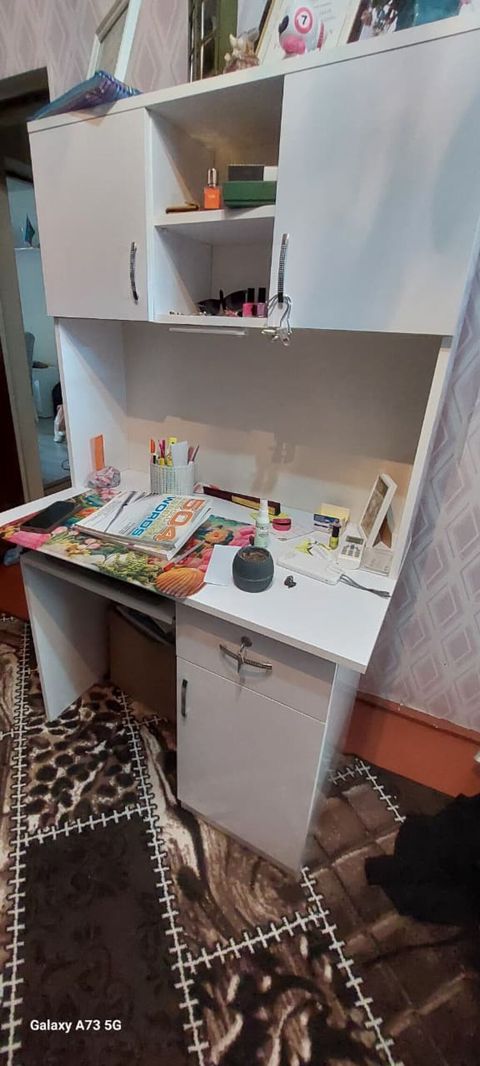 Ağ yazı masası üst modul ilə, polkalı, laminat