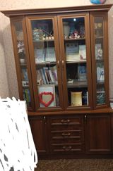 Klassik üslubda vitrinli kitab şkafı - Material: taxta əsaslı (şpon — Mebel