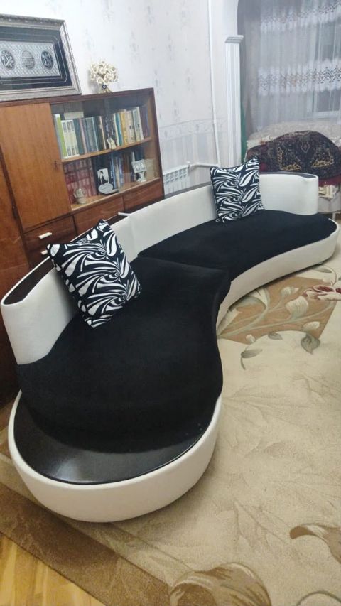 Oval divan satılır 300azn. Orta hisseden ayrımag olur Ölcü dəqiq deyil