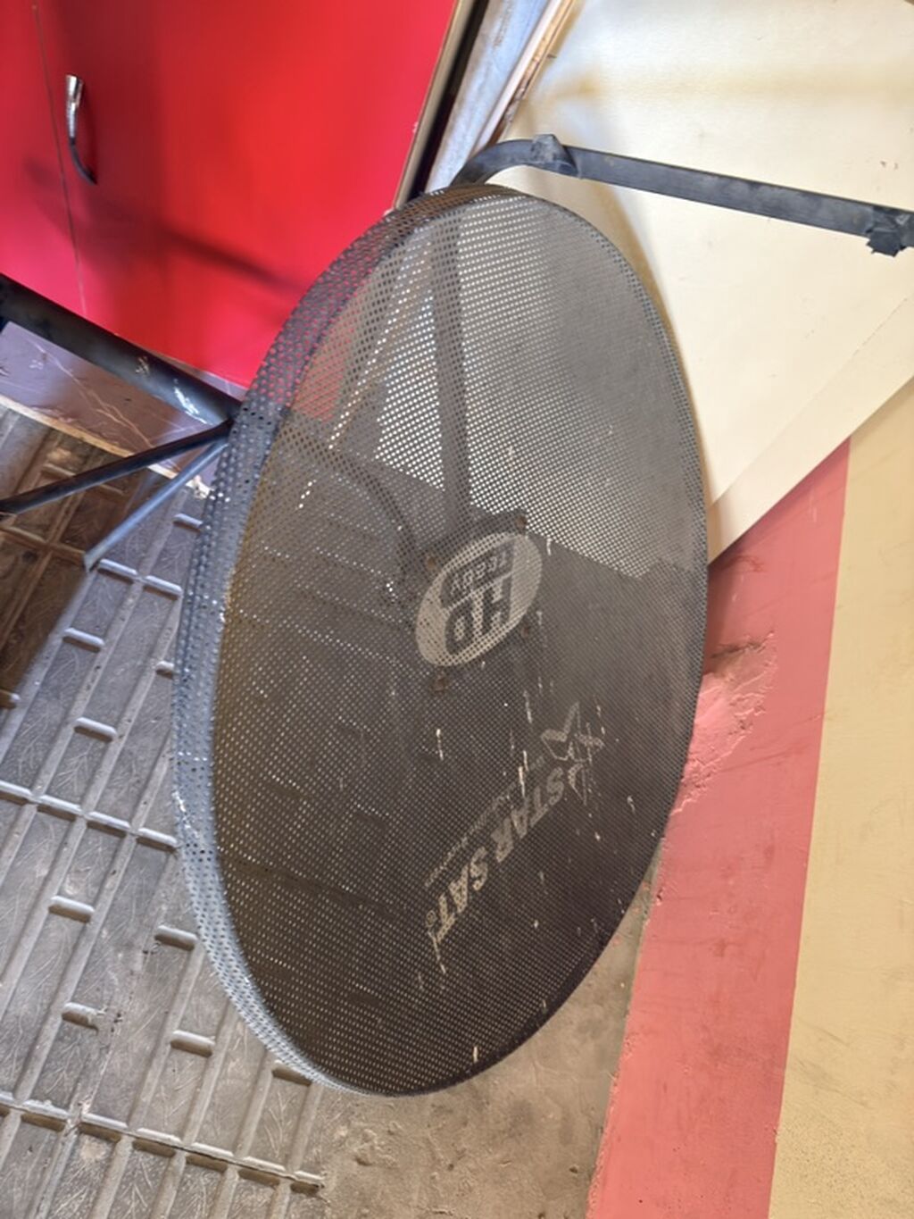 Peyk antenası satılır. Şəkildə iri ölçülü, metal torlu konstruksiyaya