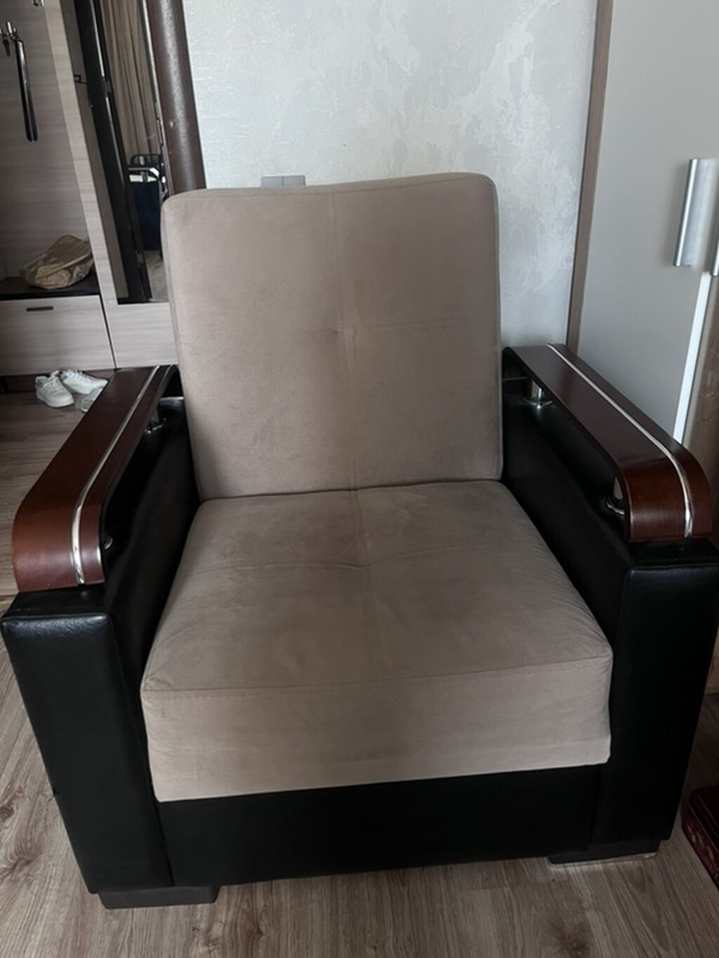 Klassik və rahat kreslo satılır. Bej rəngdə, taxta qol hissələri var — Kreslolar, Masazır