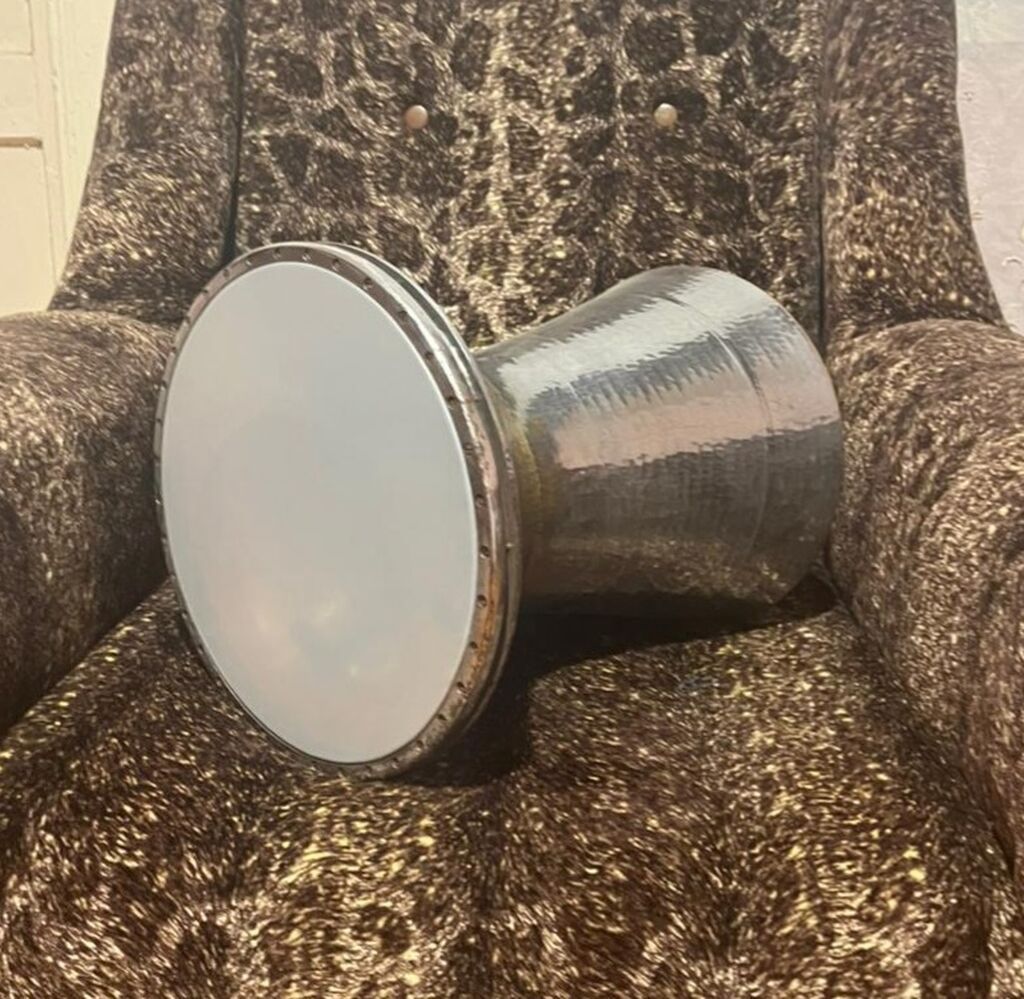 Darbuka (doumbek) — metal korp zərb aləti