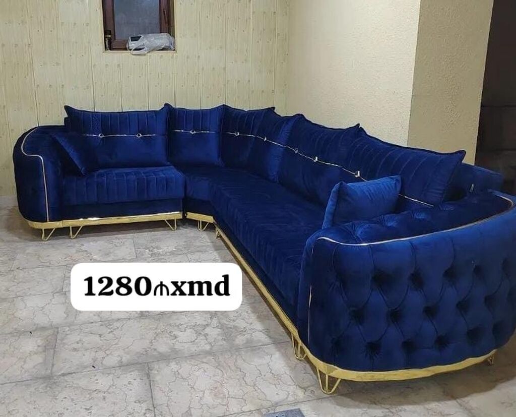 Mavi məxmər parça ilə örtülmüş L formalı künc divan