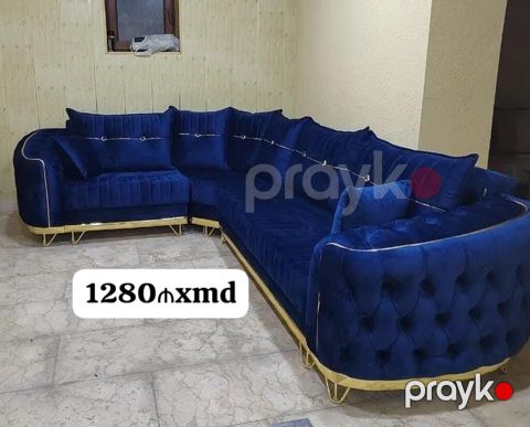 Mavi məxmər parça ilə örtülmüş L formalı künc divan