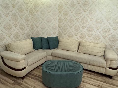 Künc divan satılır — jurnal masası daxil, açılan, bazalı, 3×2 m