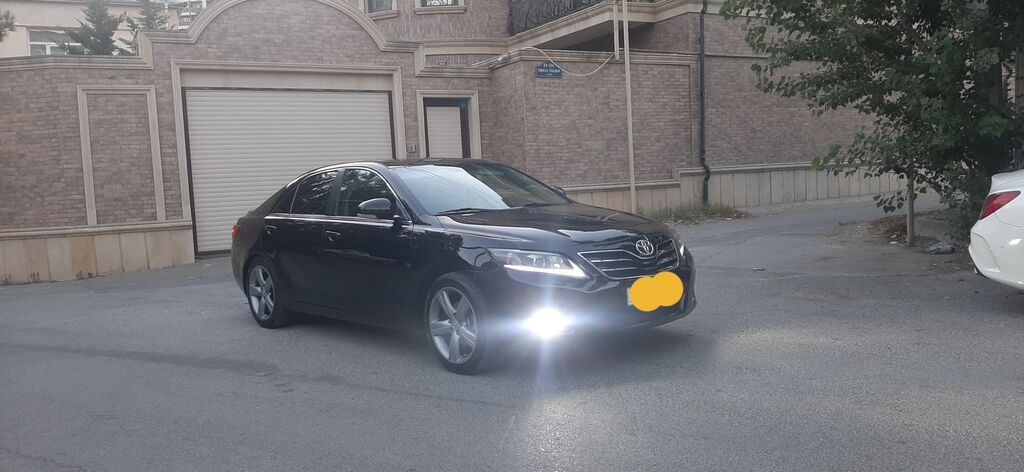Toyota Camry – qara rəngdə, SERVIZ RESMI DILER.sedan kuzov. Ön LED — Avto, Bakı (3)