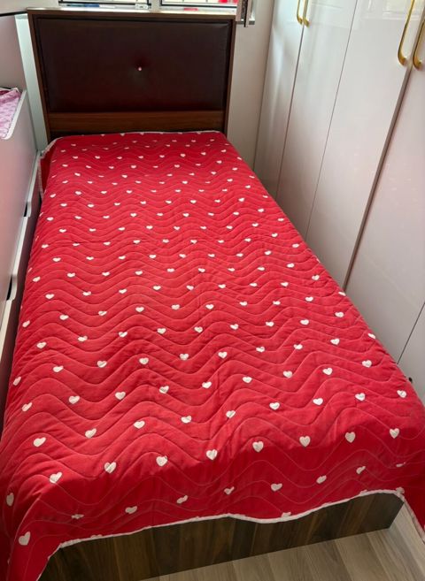 Carpayi satilir Qiymet 110 man Matras daxil.Bazasiz modeldir