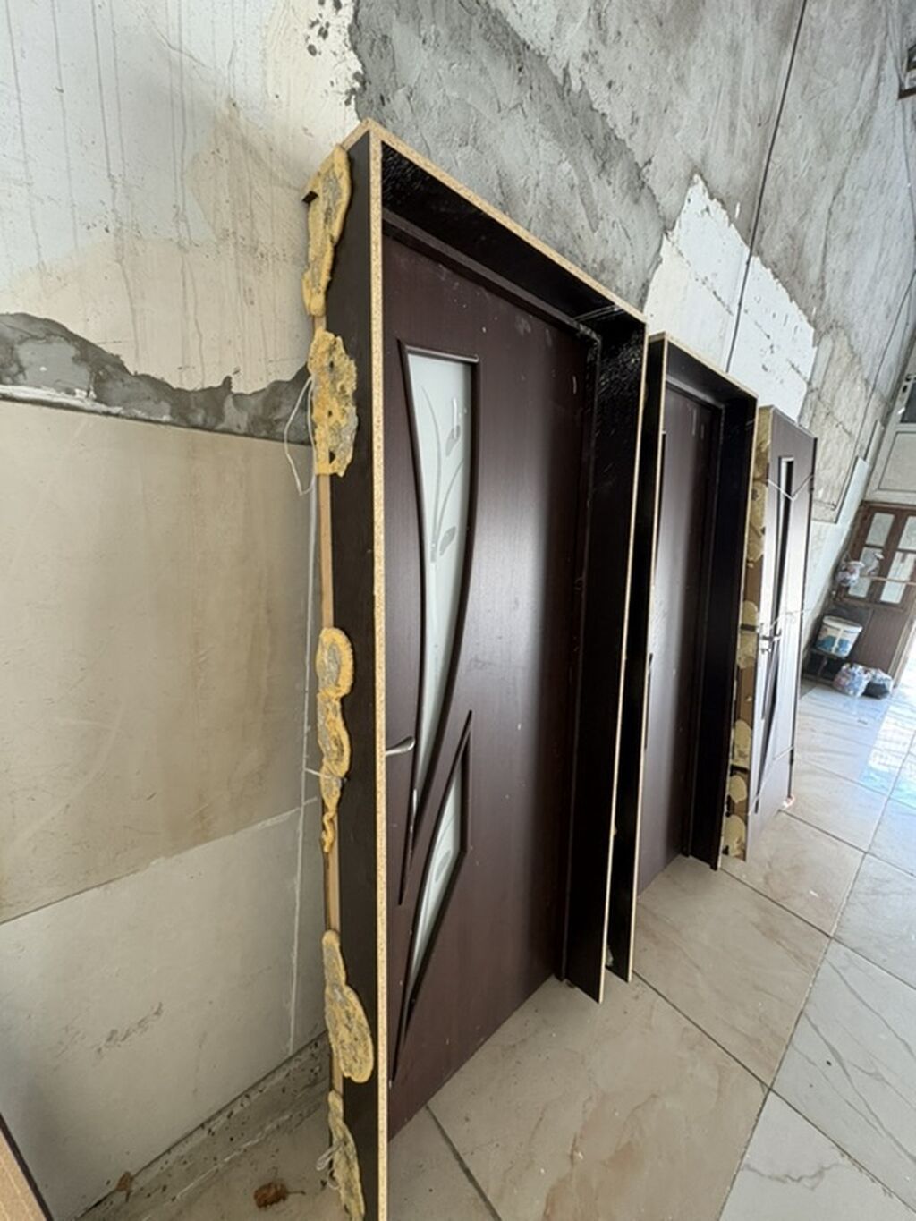 Daxili qapılar – şüşəli dekorlu, tünd qoz rəngində - Material — Mallar, Masazır (2)