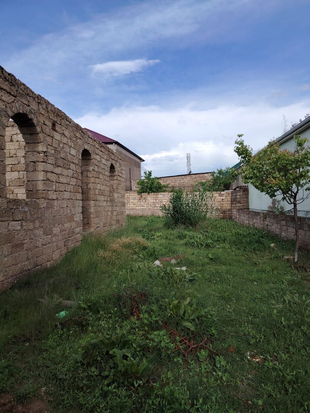 Satılır: yarımçıq tikili və həyət sahəsi - Material: daş hörgü - — Daşınmaz əmlak, Masazır (7)