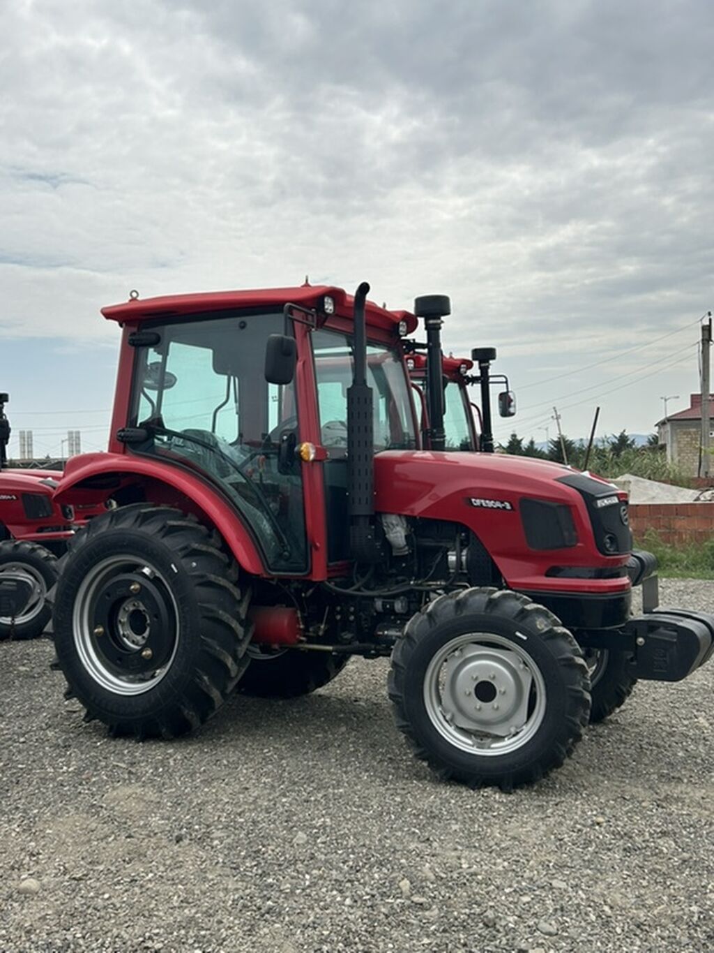 Fotolardakı kənd təsərrüfatı texnikası: Dongfeng DFE904-3 təkərli — Traktorlar, Quba (2)