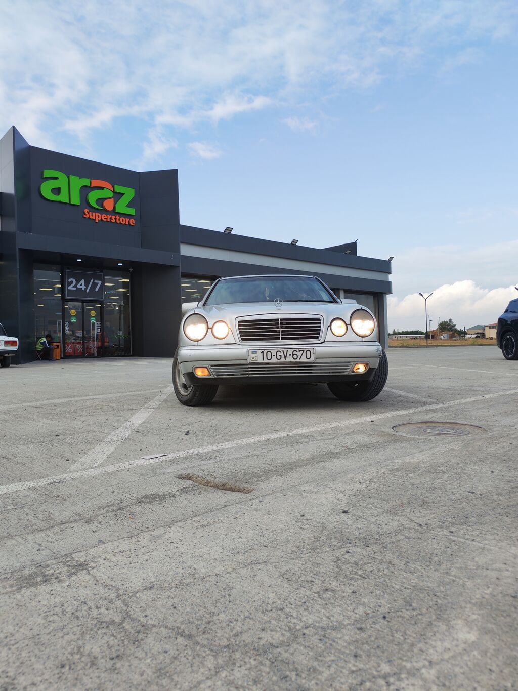 Mercedes-Benz E-Class W210 sedan, gümüş rəng, avtomat ötürücü