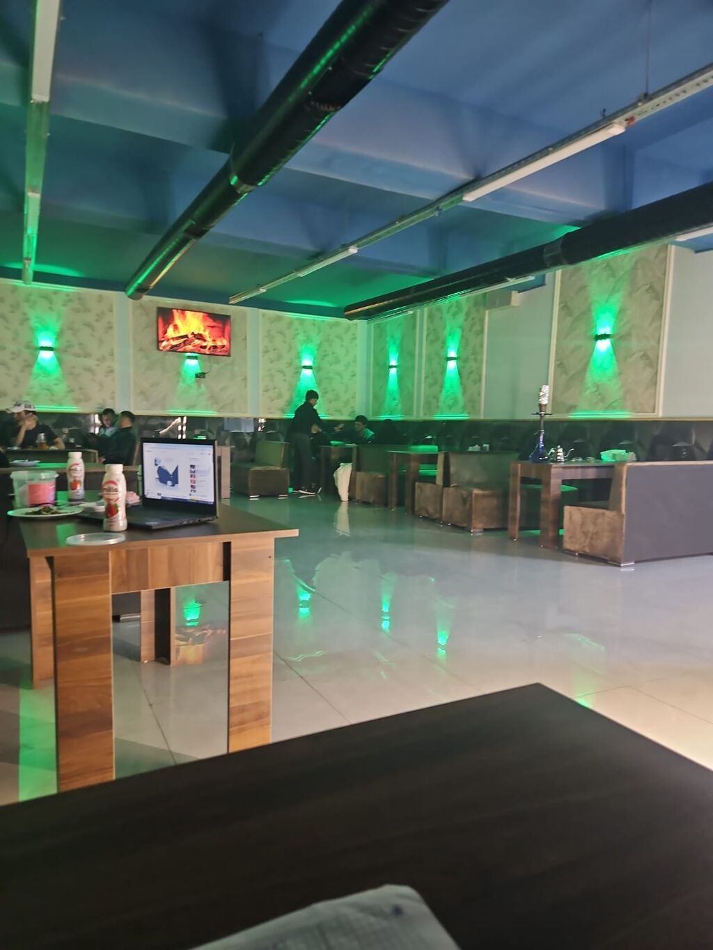 Ofisiant tələb olunur, Kafe, Gündəlik ödəniş, 18-29 yaş, 3-5 illik təcrübə