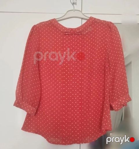 Qırmızı rəngli, xırda ağ nozlu (xalalı) şifon köynək/bluz. - Yumru — Bakı