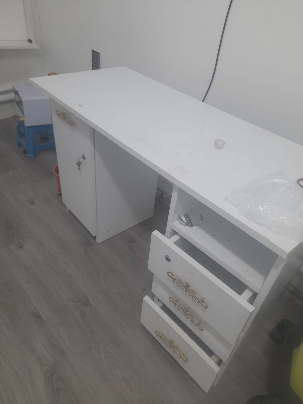 Düz masa, Polkalı, Siyirməli, Parlaq laminat — Mebel, Bakı