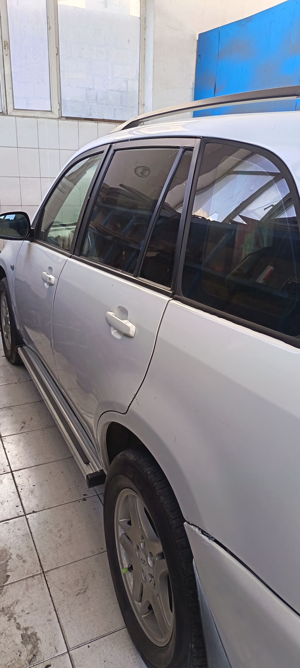 Chery Tiggo (arxa qapıda “CHERY TIGGO” yazısı görünür), ağ rəngli — Avtomobillər, Masazır