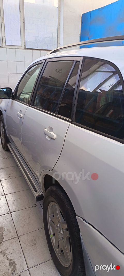 Chery Tiggo (arxa qapıda “CHERY TIGGO” yazısı görünür), ağ rəngli