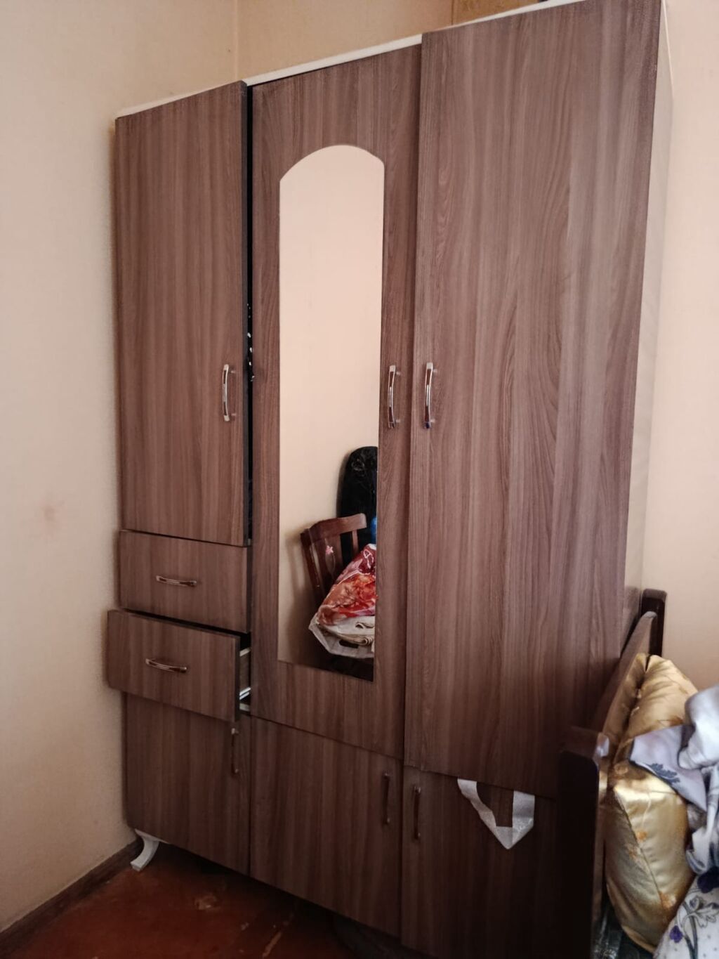 Dolab – 80 AZN. Çox təcili satılır. Ünvan: Sovetski, 50 sv. Nəzrin — Mebel, Bakı