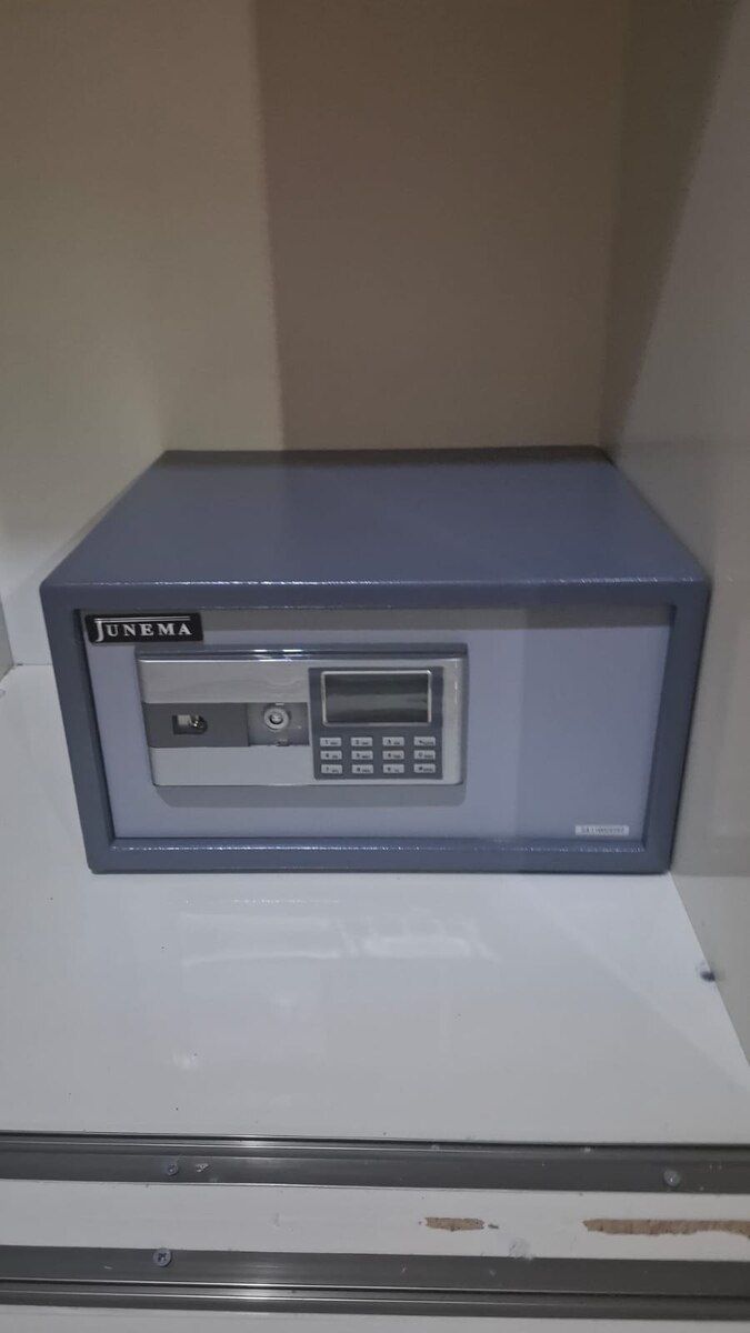Seyf — Biznes və avadanlıq, Bakı