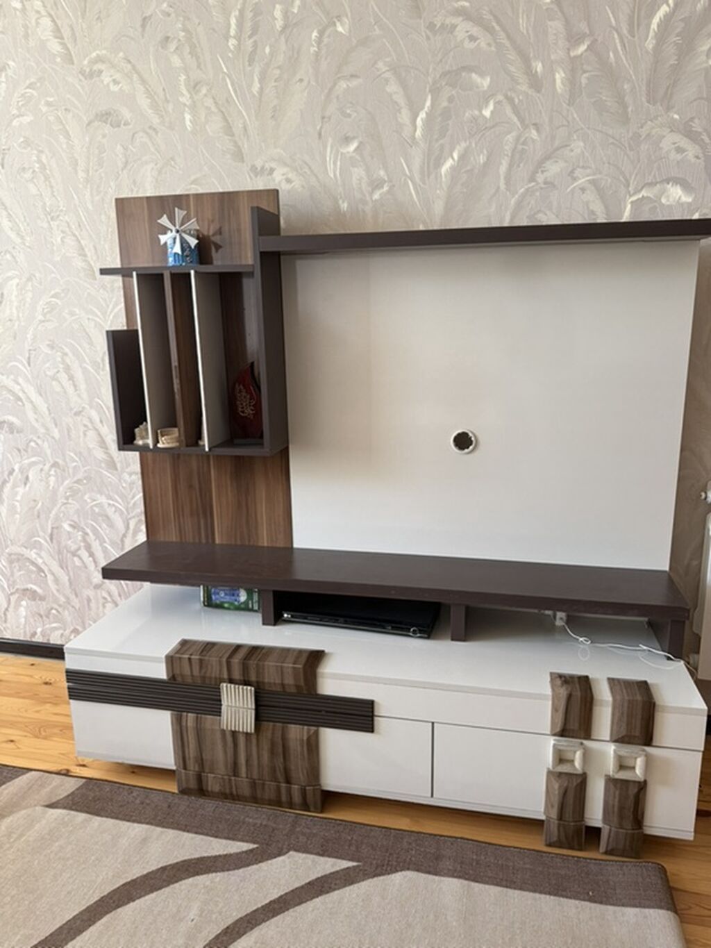 Mebel: TV stendi və divar paneli komplekti - Dizayn: Ağ və qəhvəyi — Mebel, Saray (2)