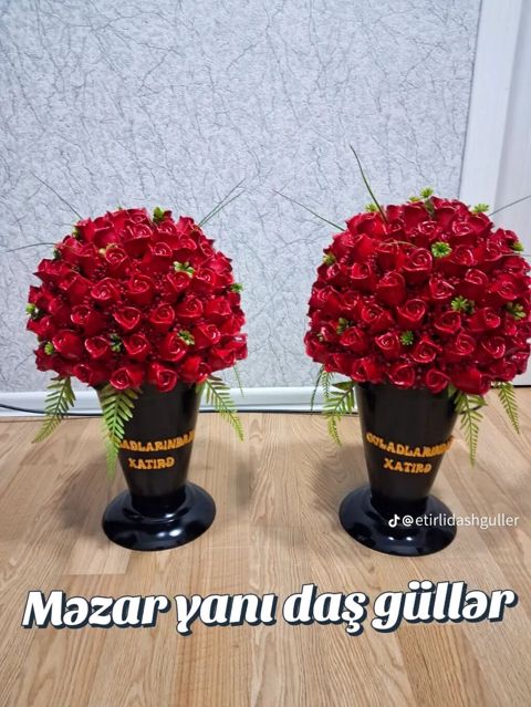 Məzar yanı daş güllər — qara vazalarda dekorativ buket