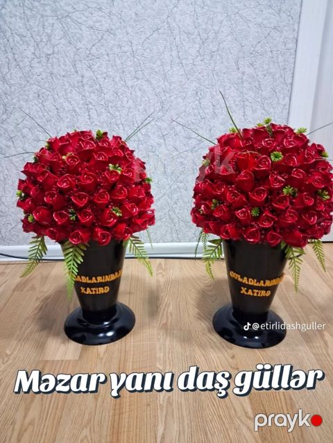 Məzar yanı daş güllər — qara vazalarda dekorativ buket