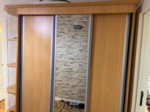 Kupe şkaf – güzgülü, bucaq rəfli - Material: açıq palıd rəngində