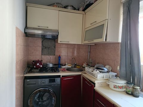 Mətbəx mebeli satılır. - Üst şkaflar: açıq krem rəng, biri şüşəli