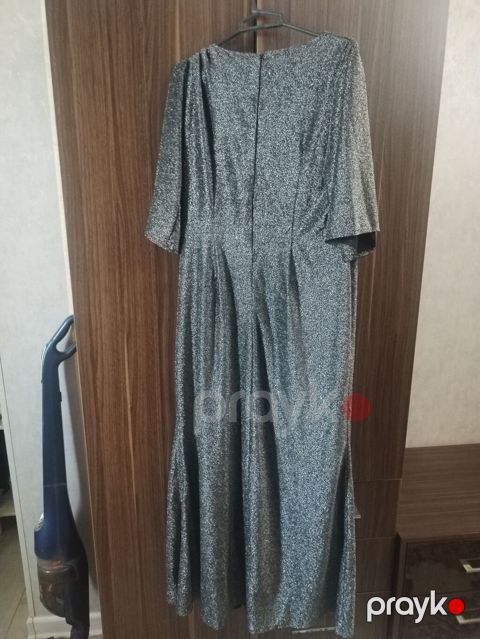 Gümüşü parıltılı, uzun ziyafət paltarı. - Model: ön hissəsi qiyçılı