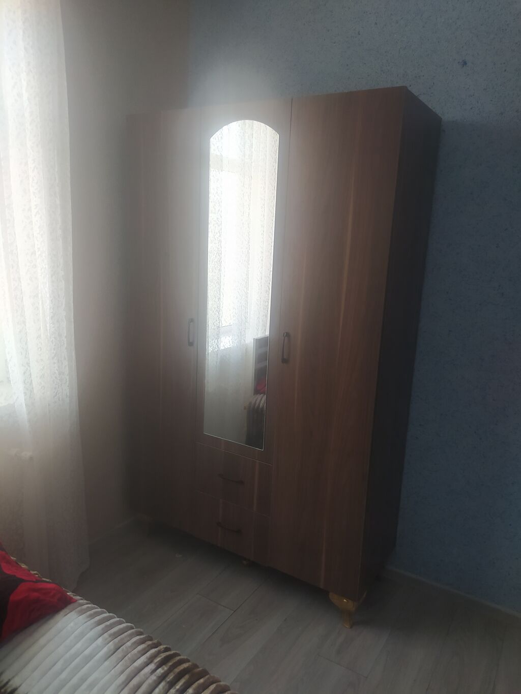 Üç qapılı paltar dolabı - Material: taxta/laminat örtüklü korpus