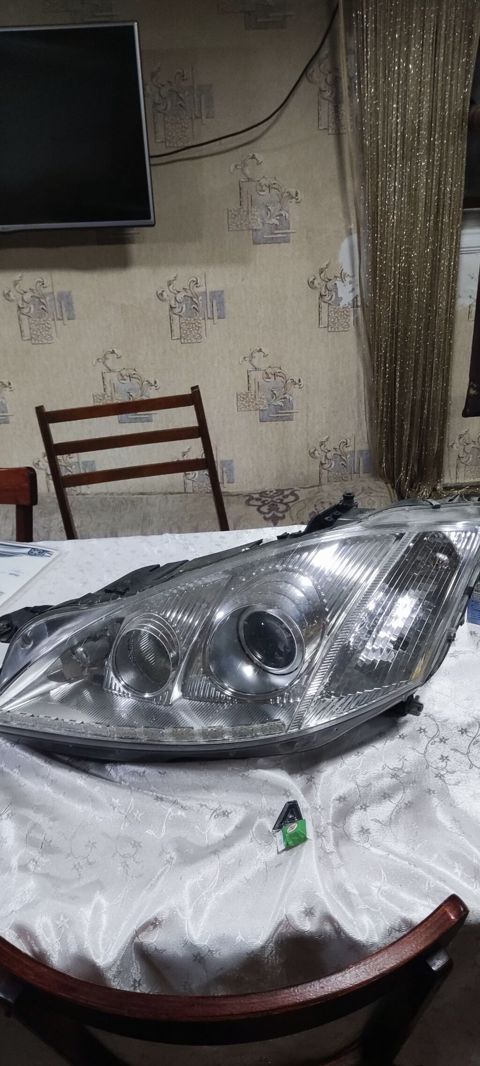 Avtomobil üçün ön fara dəsti satılır. Şəkillərdə göründüyü kimi