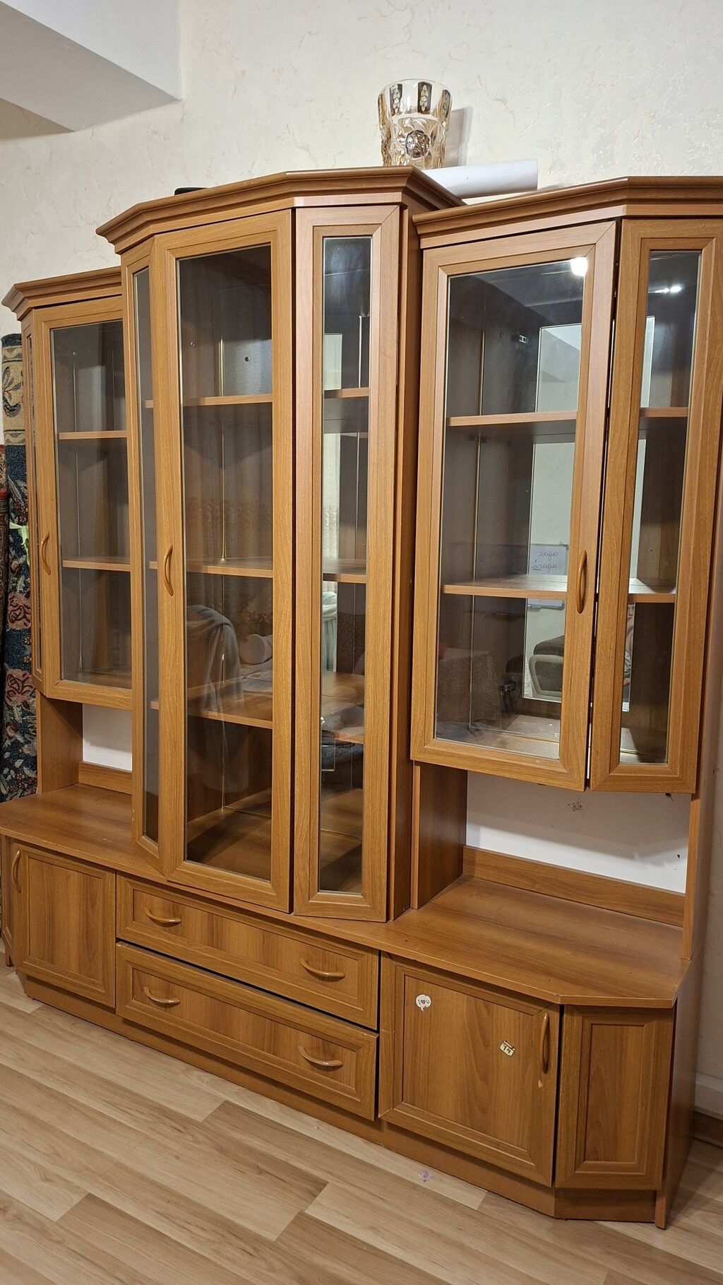 Şkaf–vitrin dəsti - Material: ağac teksturasında laminat - Üst hissə — Qonaq otağı üçün, Masazır (2)