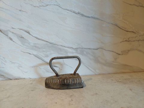 Antik döküm ütü – köhnə tip “kömürsüz” masaüstü əl ütüsü - Material