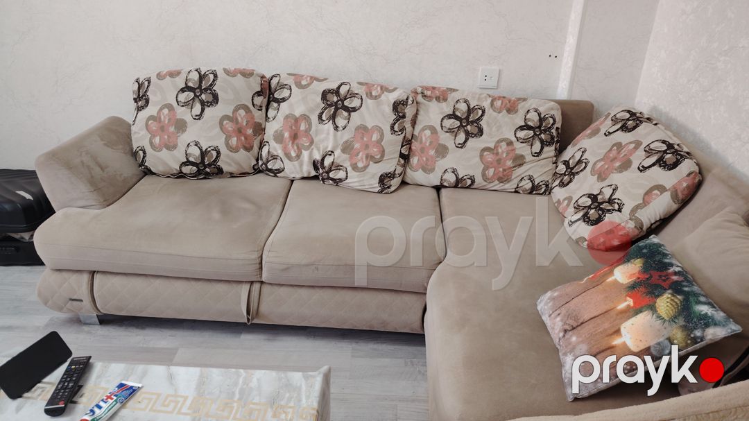 Künc divan çiçəkli yastıqlarla — Divanlər, Bakı