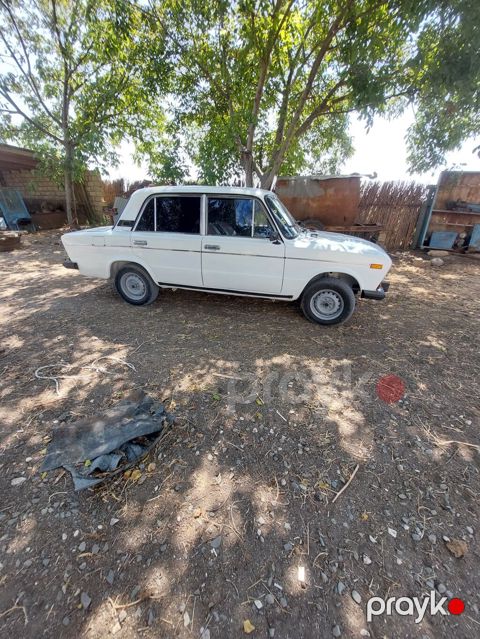 VAZ 2106 sedan – klassik ağ rəngdə, 4 qapılı, arxa ötürməli. - Kuzov — Bakı