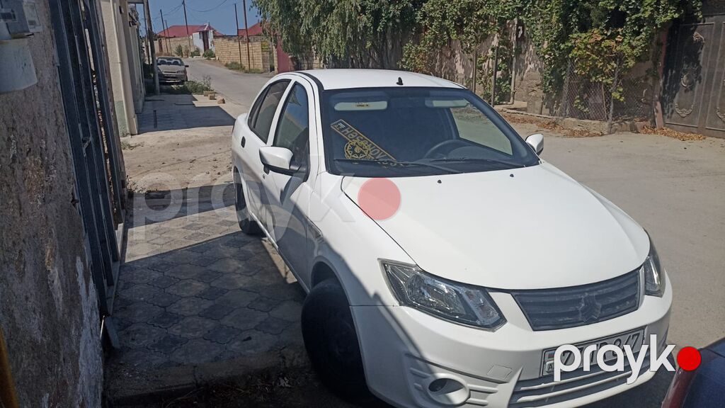 Ağ rəngli sedan avtomobil Xüsusiyyətlər: - 4 qapılı, kompakt sedan 77-TR-847 — Avto, Bakı (2)