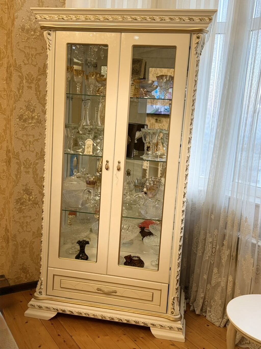 Klassik üslubda ağ rəngli qonaq otağı mebel dəsti Tərkibi: - 2 ədəd — Mebel, Gəncə (3)