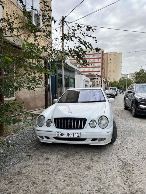 Mercedes-Benz E-Class: 3.2 l | 2000 il Sedan